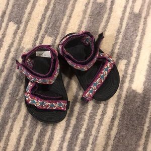 NEW Teva sz 2-3 baby girl or boy